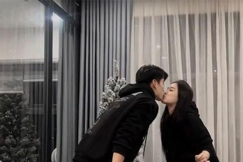 Nhâm Mạnh Dũng thoải mái 'khóa môi' tình tứ với bạn gái hot girl