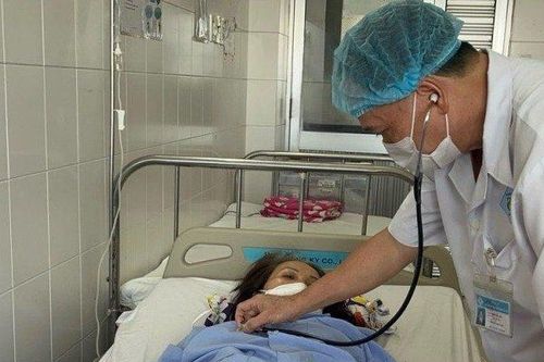 Can thiệp nội mạch cứu bệnh nhân vỡ phình động mạch gan hiếm gặp