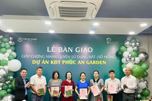 Tran Anh Group trao sổ hồng cho cư dân Phúc An Garden