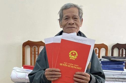 Quảng Bình: Hai vợ chồng cao tuổi xin trả lại gần 800m2 đất nông nghiệp