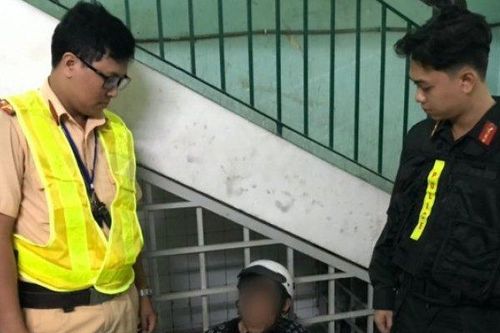 Kiểm tra vụ tai nạn, CSGT phát hiện đối tượng nghi trộm taxi đang tháo chạy