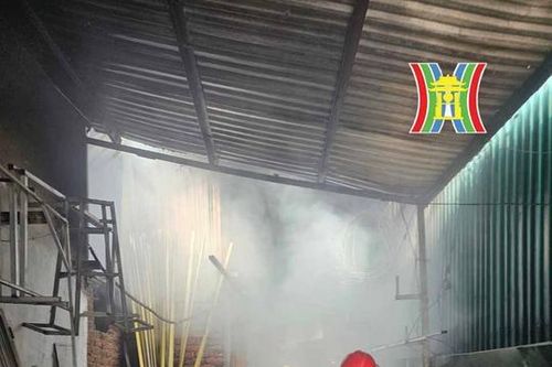 Kịp thời dập tắt cháy lớn tại phố Đại Linh