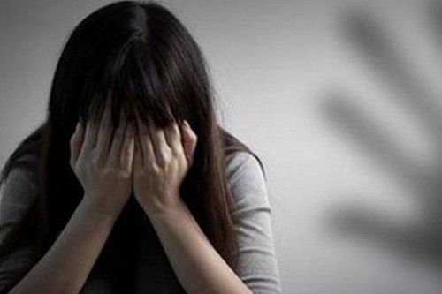 Vợ nộp đơn ly hôn, chồng bị phát hiện giao cấu với trẻ em