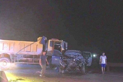 Tai nạn giao thông mới nhất 15/12/2023: Hai xe ô tô đối đầu trong đêm