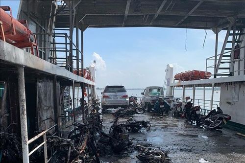 Hỏa hoạn trên Phà Sa Đéc, hơn 10 xe máy bị thiêu rụi