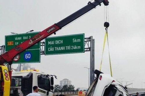 Tài xế buồn ngủ, lái ô tô tông 2 xe máy rồi lật ngửa