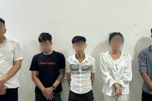 Phát hiện cô gái trẻ cùng 4 thanh niên mở 'tiệc ma túy' tại nhà