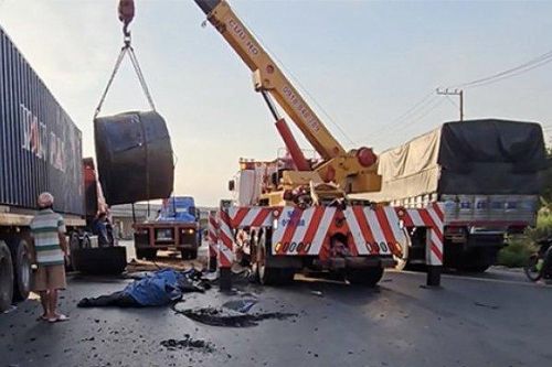 Cuộn sắt 'khủng' từ trên xe đầu kéo rơi xuống đường rồi lao vào nhà dân