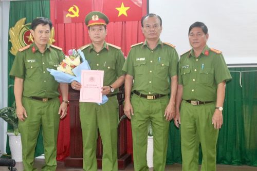 Công an huyện Châu Thành công bố và trao quyết định công tác cán bộ
