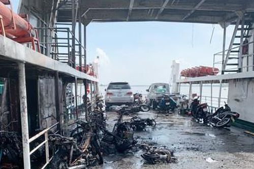 Nam thanh niên phóng hỏa trên phà khiến 11 xe máy cháy rụi