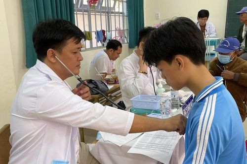 Lâm Đồng: Khám bệnh, phát thuốc miễn phí, trao học bổng và quà tặng học sinh, phụ huynh có hoàn cảnh khó khăn