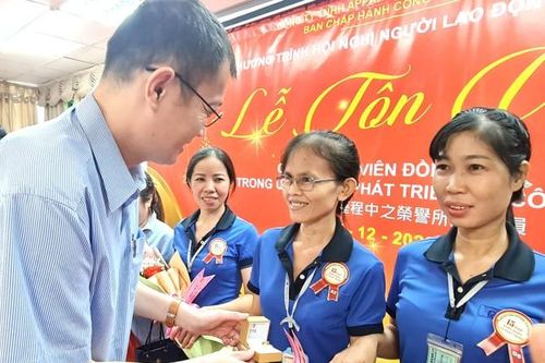 Bình Dương thưởng Tết bằng vàng cho công nhân; Giải cứu 46 cô gái bị bán làm tiếp viên karaoke, massage