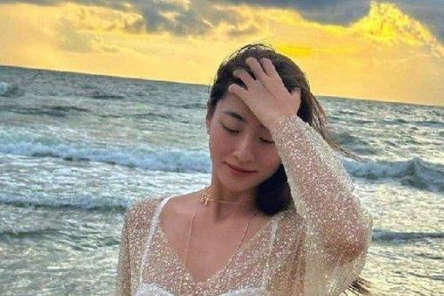Mỹ nữ Cao Bằng quyến rũ nhất khi diện áo 'tí hon', váy trong suốt đẹp mà không phô