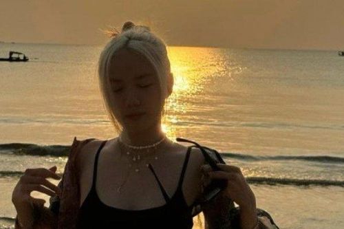 'Vợ quốc dân' hiếm hoi khoe ảnh áo tắm, U40 gây ngỡ ngàng với đường cong như vẽ