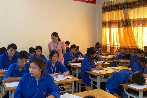 Phía sau bục giảng...