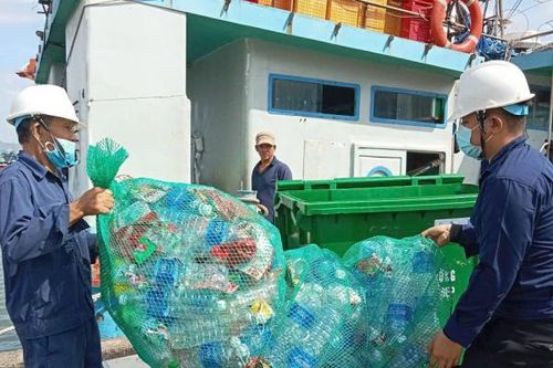 Ngư dân đưa rác thải về bờ để bảo vệ môi trường biển