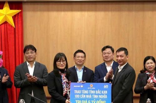 Tập đoàn Bảo Việt hỗ trợ tỉnh Bắc Kạn 5 tỷ đồng xây dựng 100 căn nhà tình nghĩa