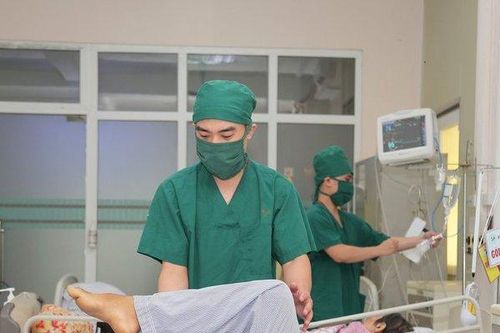 Cứu đôi chân cho thanh niên 19 tuổi ngã từ độ cao trên 4 mét