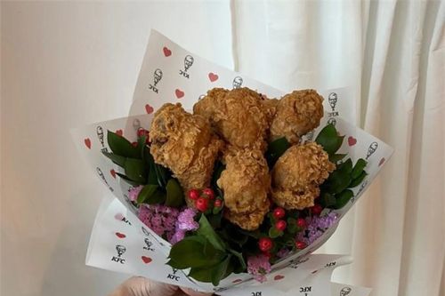 Làm đám cưới ngập gà KFC, cô dâu chú rể khiến dân mạng cười bò: Đến bó hoa cũng độc nhất!