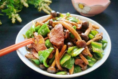 Loại rau giàu đạm đem xào với thịt được món ngon đậm đà cho bữa cơm mùa đông