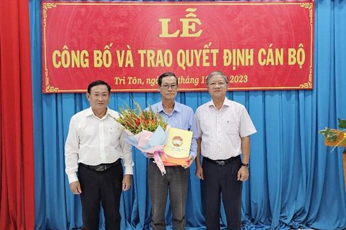 Chuẩn y Ủy viên Ban Thường vụ Huyện ủy Tri Tôn đối với đồng chí Trần Quốc Cường