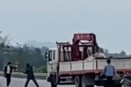 Tạm giữ hình sự 2 đối tượng đập phá xe tải trên quốc lộ 46