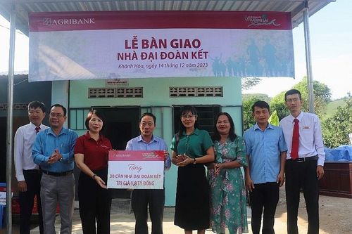 Agribank bàn giao 30 căn nhà đại đoàn kết cho các hộ gia đình khó khăn tại Khánh Hòa
