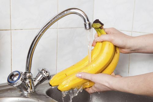 Quả chuối mua về có cần rửa?