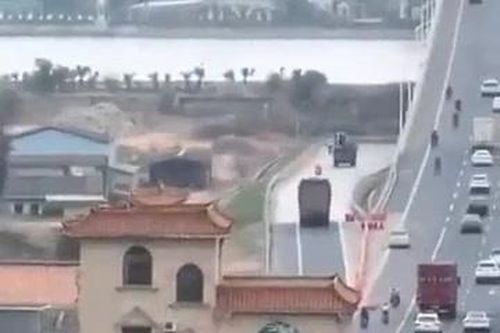 Kỳ lạ ngôi nhà nằm giữa đường cao tốc ở Trung Quốc