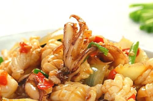 Trưa nay ăn gì: Mực xào thơm ngon đậm đà đổi vị đưa cơm ngày lạnh