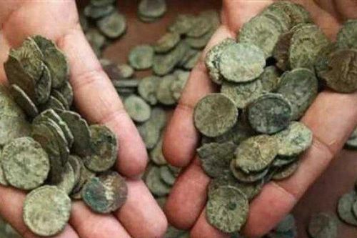Đào đất giữa cánh đồng, người đầu bếp tìm ra chiếc chum chứa đầy kho báu