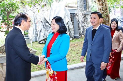 Trưởng Ban Dân vận Trung ương Bùi Thị Minh Hoài thăm, chúc mừng Tòa giám mục Thanh Hóa và Giáo xứ Phúc Lãng