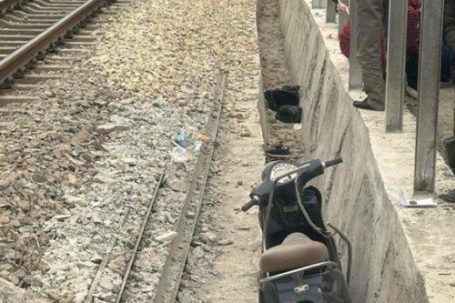 Băng qua đường sắt lúc tàu hỏa tới, 2 nữ cán bộ bệnh viện tử vong
