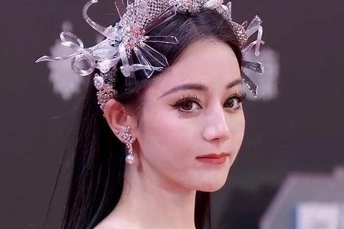 7 lỗi trang điểm đi tiệc cuối năm khiến chị em bỗng già hơn đồng nghiệp