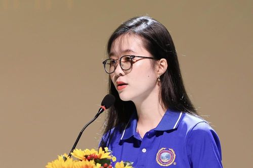 Cựu sinh viên góp tiền cho sinh viên khó khăn đi học