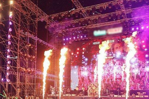 Đêm nhạc HOZO: Nhạc sĩ Huy Tuấn bất ngờ hôn vợ kém 14 tuổi, Binz khuấy động sân khấu