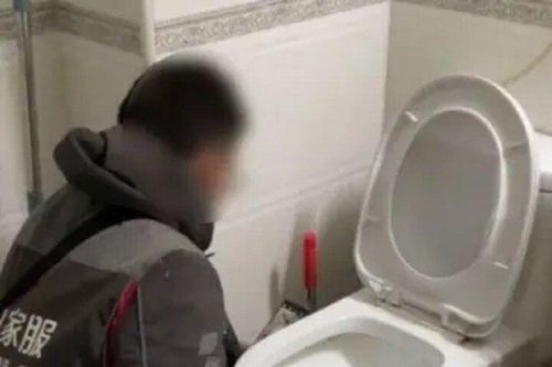 Cặp vợ chồng uống nước toilet suốt 6 tháng mà không hề biết