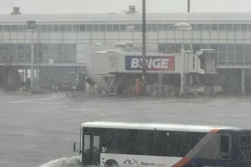 Australia: Bão đổ bộ gây lũ quét, sân bay Sydney gián đoạn hoạt động