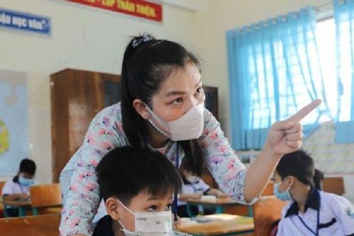 Bản tin 24/12: Đề xuất bổ sung gần 28.000 biên chế giáo viên năm học 2023-2024