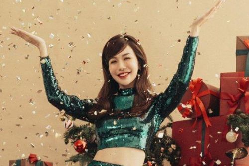 MC Hải Anh rực rỡ đón Giáng sinh với trang phục sequin lấp lánh