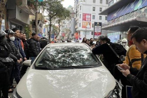 Hà Nội: Ô tô tông xe máy, 2 vợ chồng cùng 3 con nhỏ bị thương