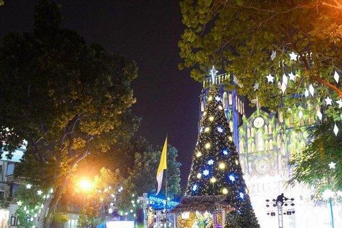Người đân đổ về Nhà thờ Lớn Hà Nội đón Giáng sinh 2023