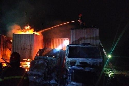 Hải Phòng: 4 xe container bị cháy rụi gần trạm thu phí