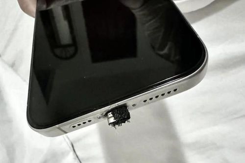 Cổng sạc iPhone 15 cháy đen, chảy nhựa vì sợi cáp trôi nổi