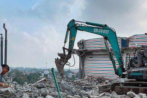 Hà Nội: Cận cảnh phá dỡ chung cư mini 9 tầng xây dựng sai phép