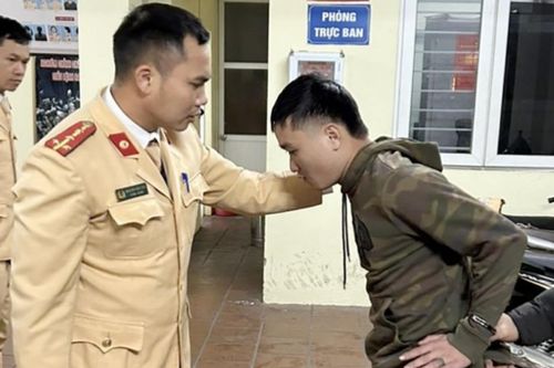 Gã trai chạy ''xe ôm' công nghệ làm liều, gặp ngay chiến sỹ Cảnh sát giao thông
