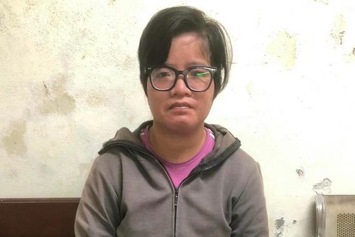 Người phụ nữ trộm cắp túi xách ở điểm chờ xe buýt