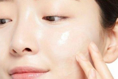 Những thứ trong mỹ phẩm quen thuộc có thể 'hút cạn' nước trên làn da