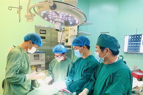 Phẫu thuật lấy mảnh thủy tinh ra khỏi cơ thể thiếu niên do pháo tự chế nổ