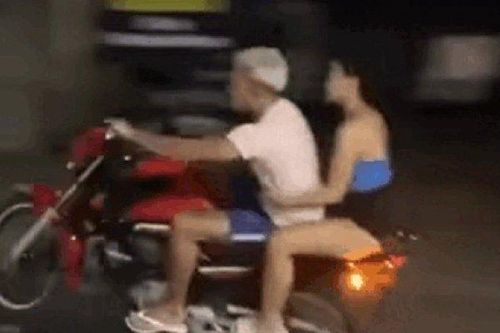 Clip: Bốc đầu ngổ ngáo, nam lái xe để bạn gái ngã ê chề